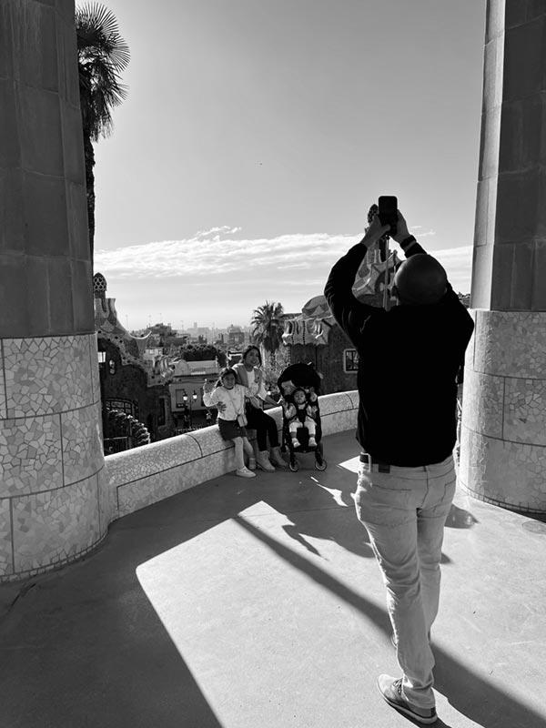 Black and white photo of family enjoying Barcelona views.